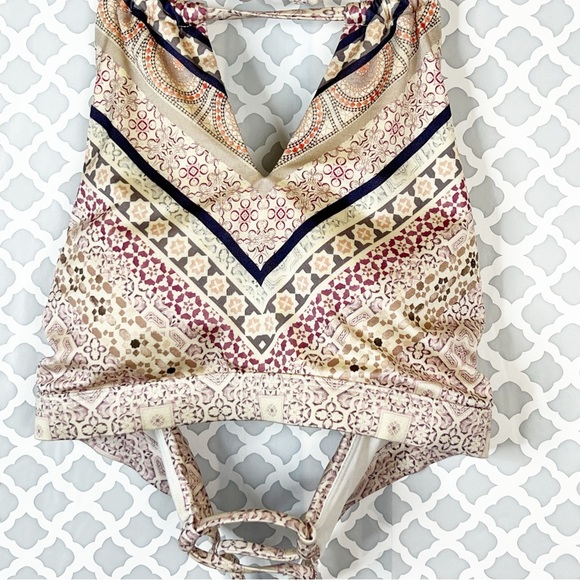 EUC Athleta Aqualuxe Print High Neck Keyhole Bikini Top in  Kitten Kisses - Picture 3 of 10